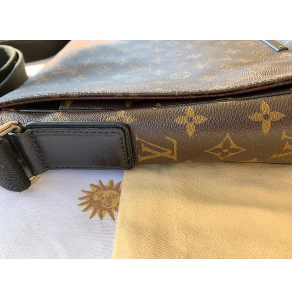 LOUIS VUITTON Monogram Macassar District Bag - Picture 2 of 8